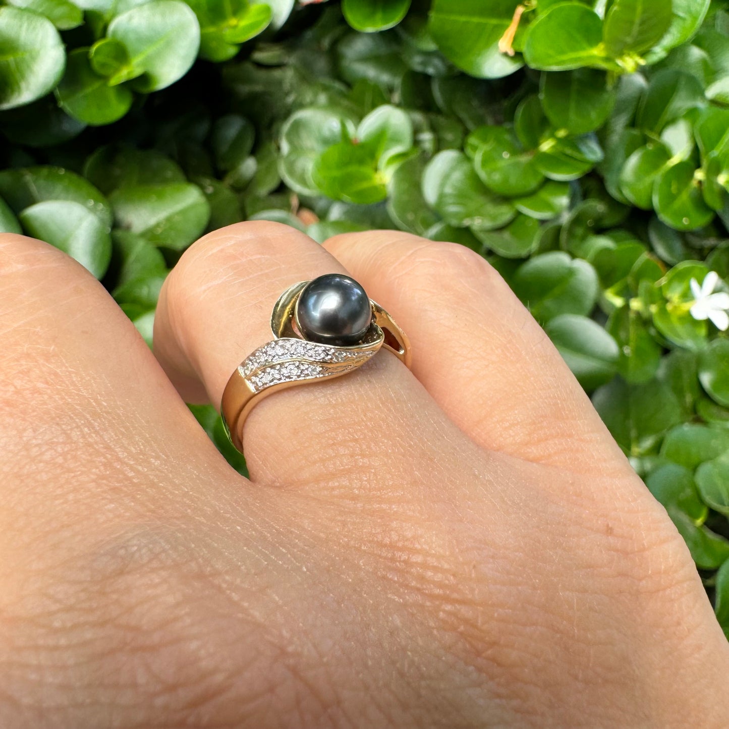 14K gold ring set with Black Pearl & Diamonds