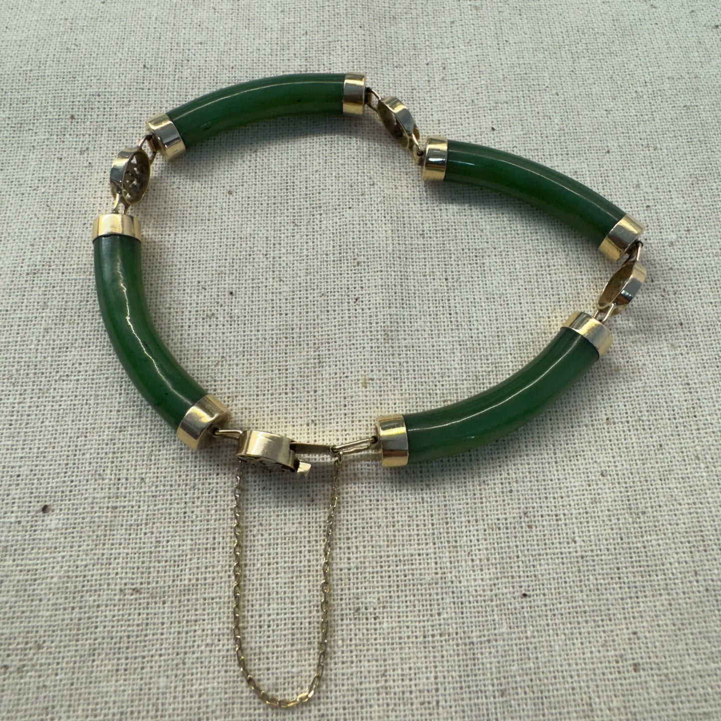 צמיד זהב צהוב 18 קראט משובץ אבני ג’ייד ירוקות עם עיטורי זהב בעיצוב אסייתי מסורתי – שילוב הרמוני של אלגנטיות, משמעות רוחנית וסטייל ייחודי