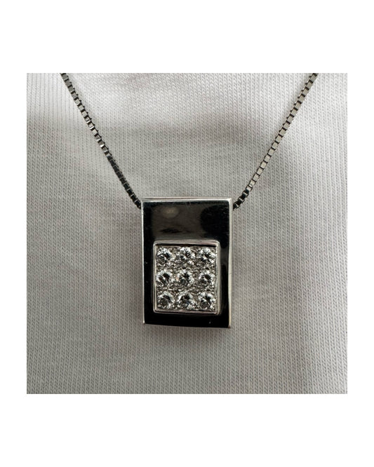 תליון זהב לבן 18 קראט משובץ יהלומים בחיתוך עגול, בשיבוץ צפוף ומדויק היוצר מראה אלגנטי ונקי. 