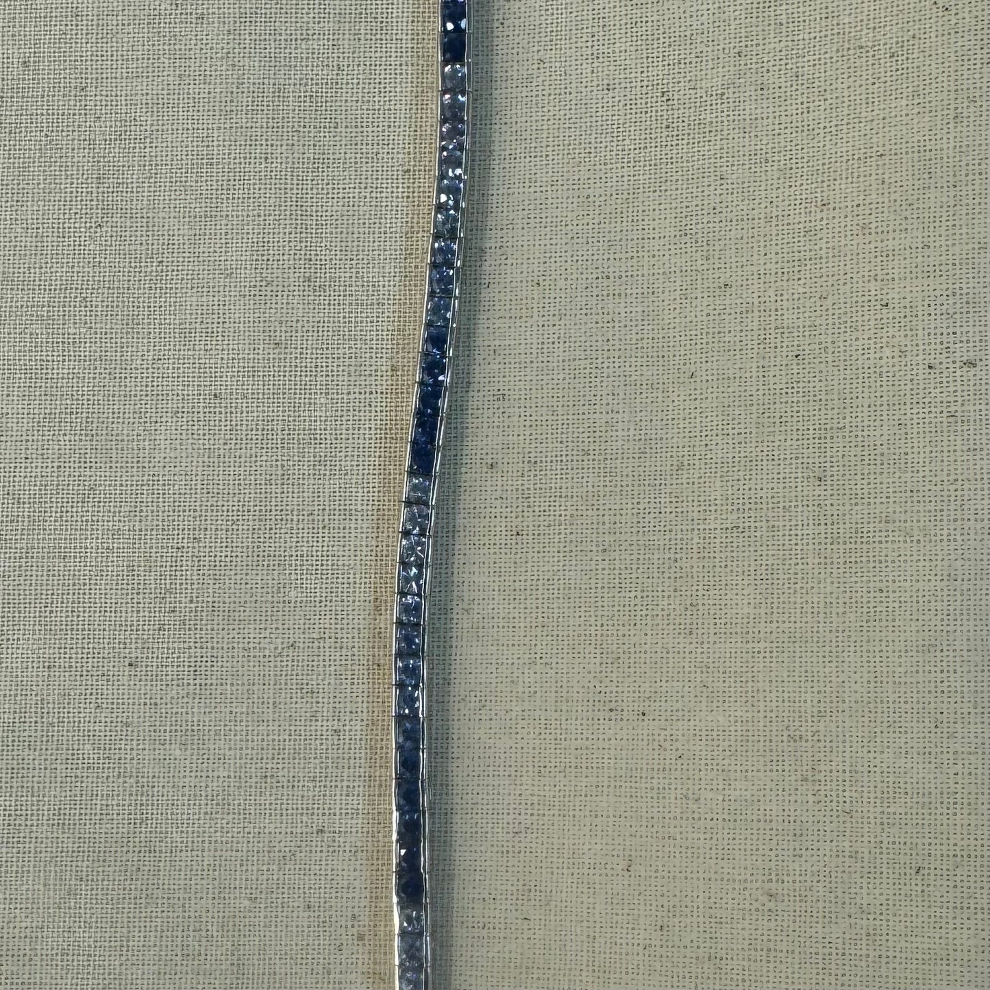 צמיד טניס זהב 14K משובץ בגוונים שונים של ספיר