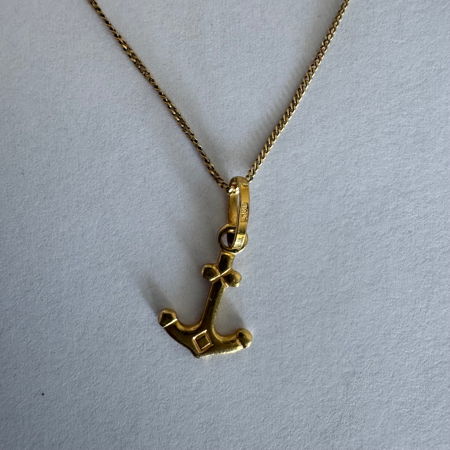 תליון עוגן מזהב 14 קראט.