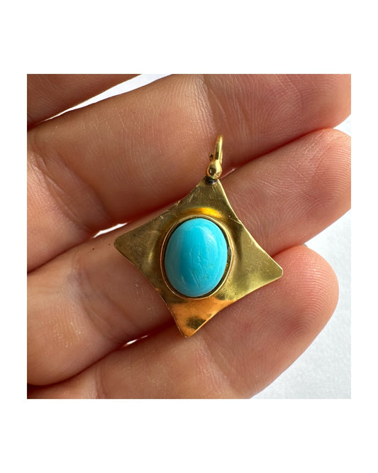 תליון זהב 14 קראט בעיצוב גאומטרי ייחודי, משובץ אבן טורקיז קבושון בגוון תכלת חי. 