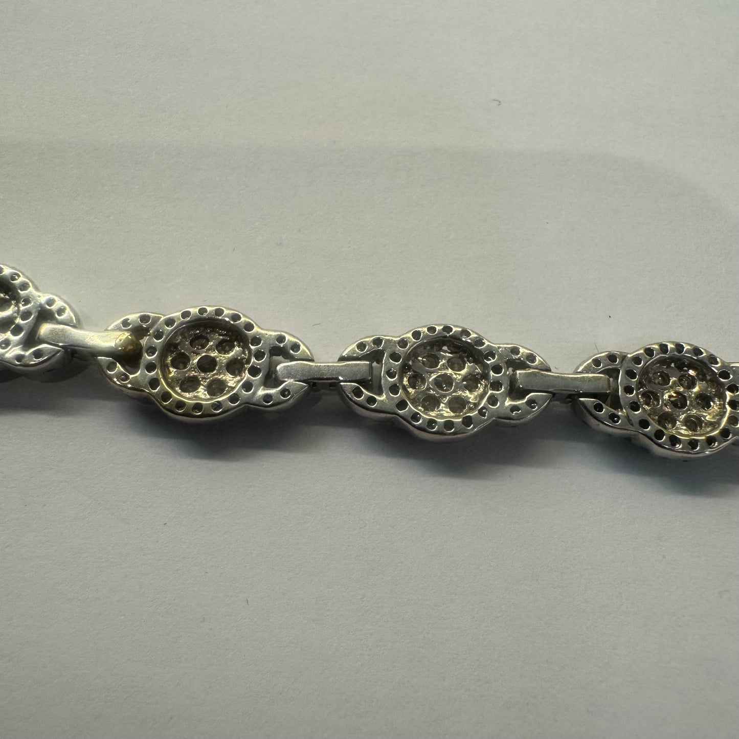 צמיד זהב לבן 14 קראט בנוי מחוליות שמשובצות יהלומים לכל האורך