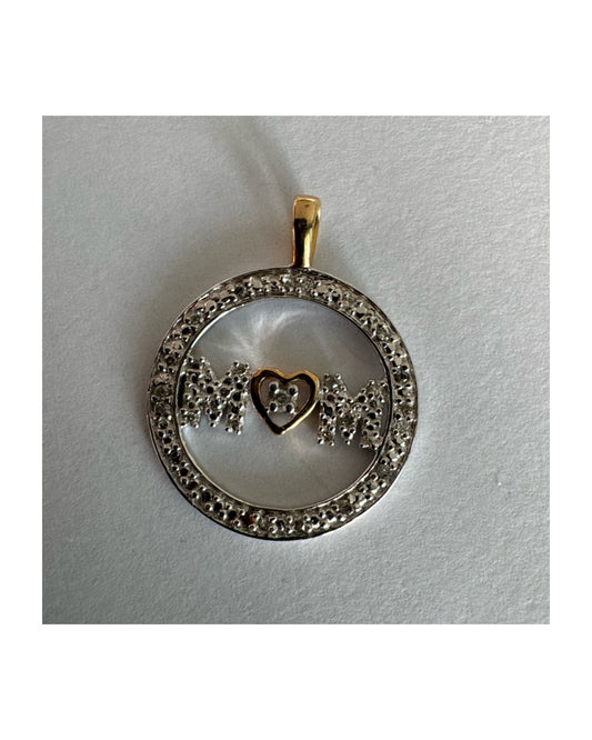 תליון זהב לבן 14 קראט עם הכיתוב ״MOM” מוקף מסגרת יהלומים עדינה.