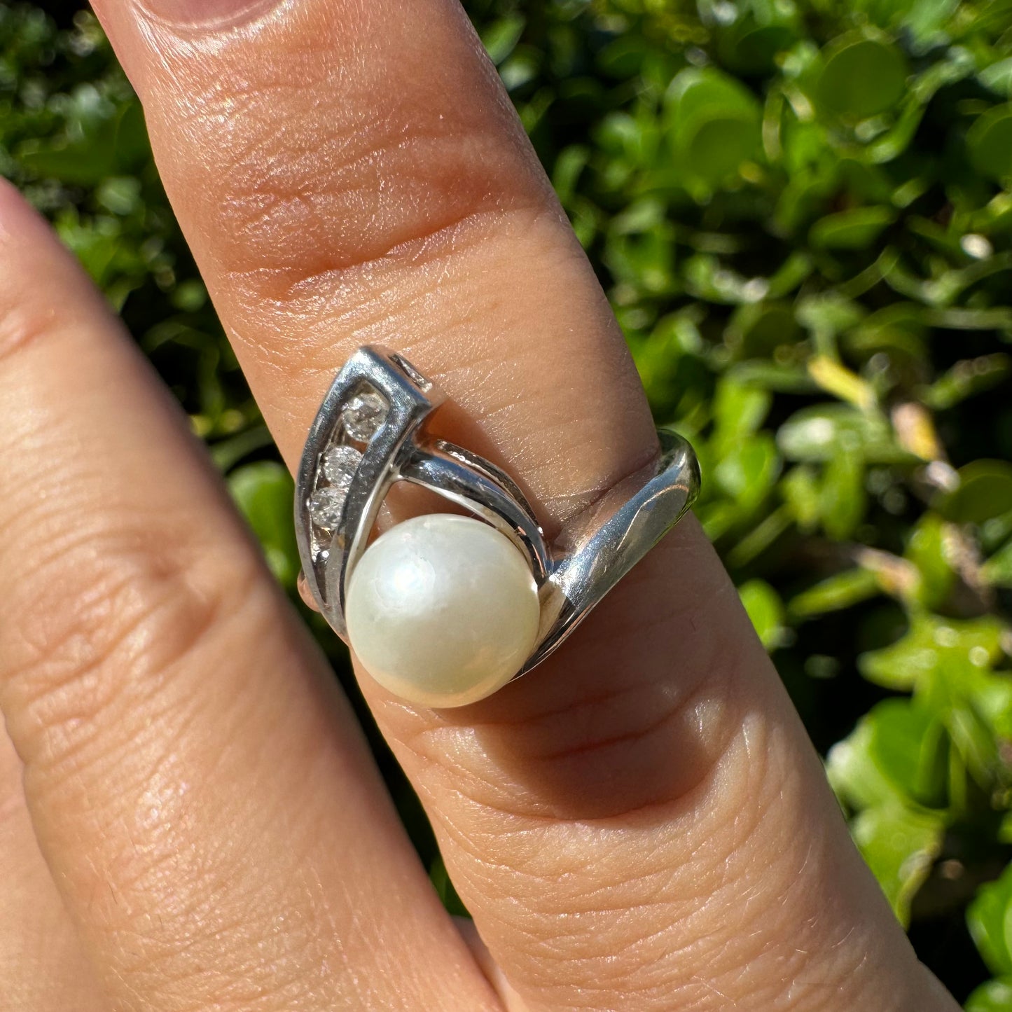 טבעת זהב לבן 10 קראט משובצת פנינים ויהלומים