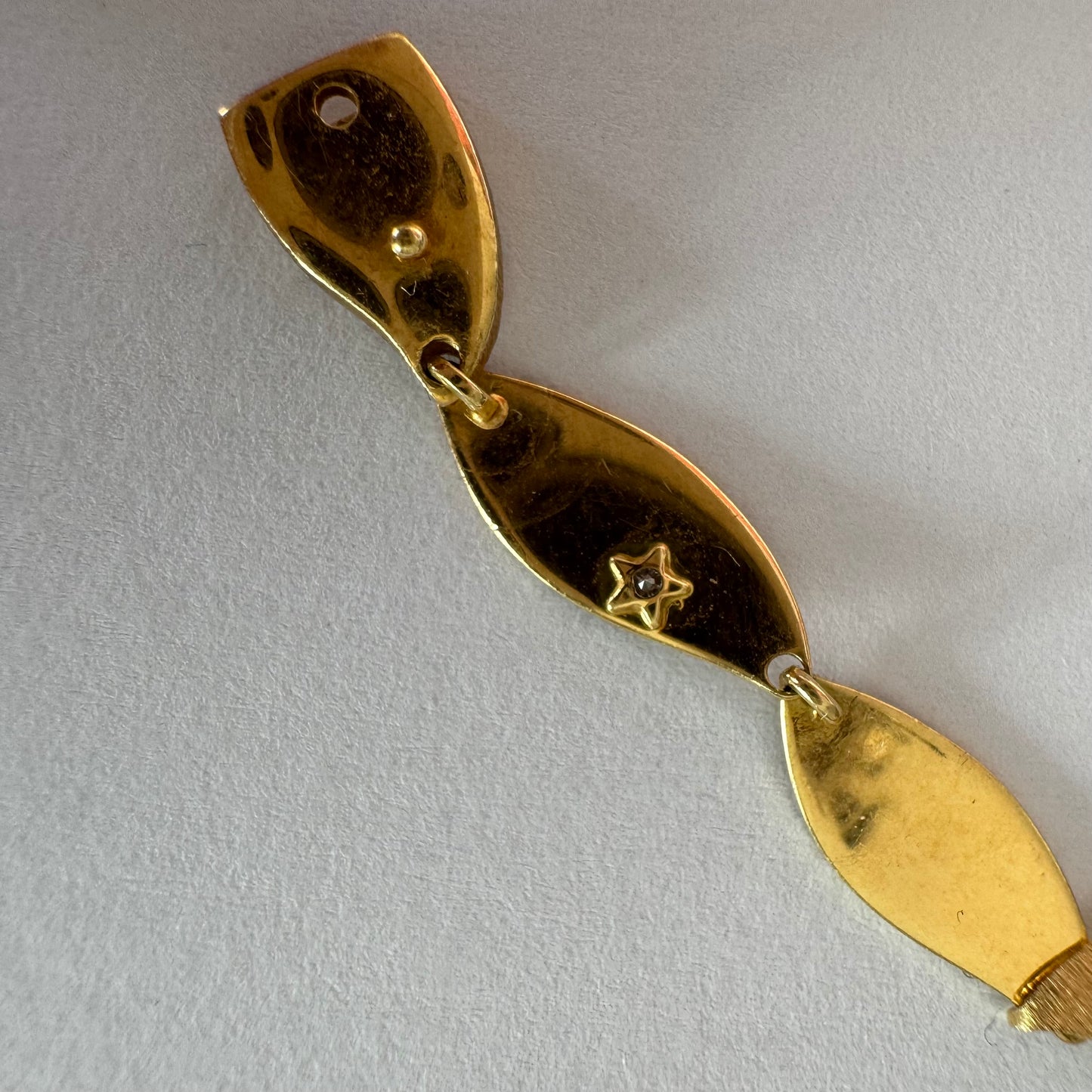 צמיד יוקרתי של המותג H.Stern, עשוי זהב 18 קראט, בעיצוב עלים מחוספסים במראה משי מט. 