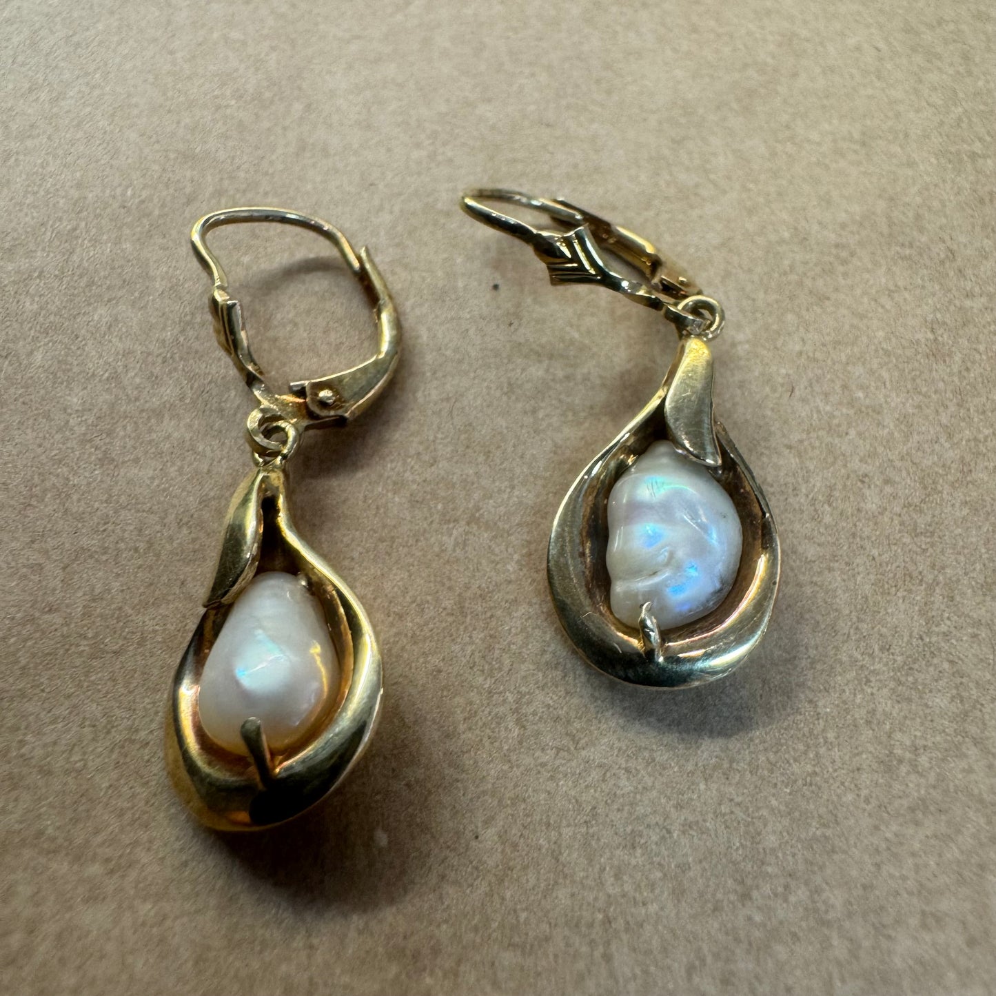 עגילי זהב צהוב 14 קראט משובצים פניני בארוק בעיצוב נוזלי ורך שמדגיש את היופי הטבעי של הפנינה