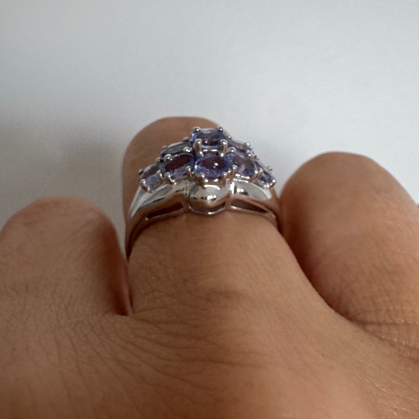 טבעת זהב לבן 14 קראט משובצת אבני אמטיסט בצבע סגול בהיר