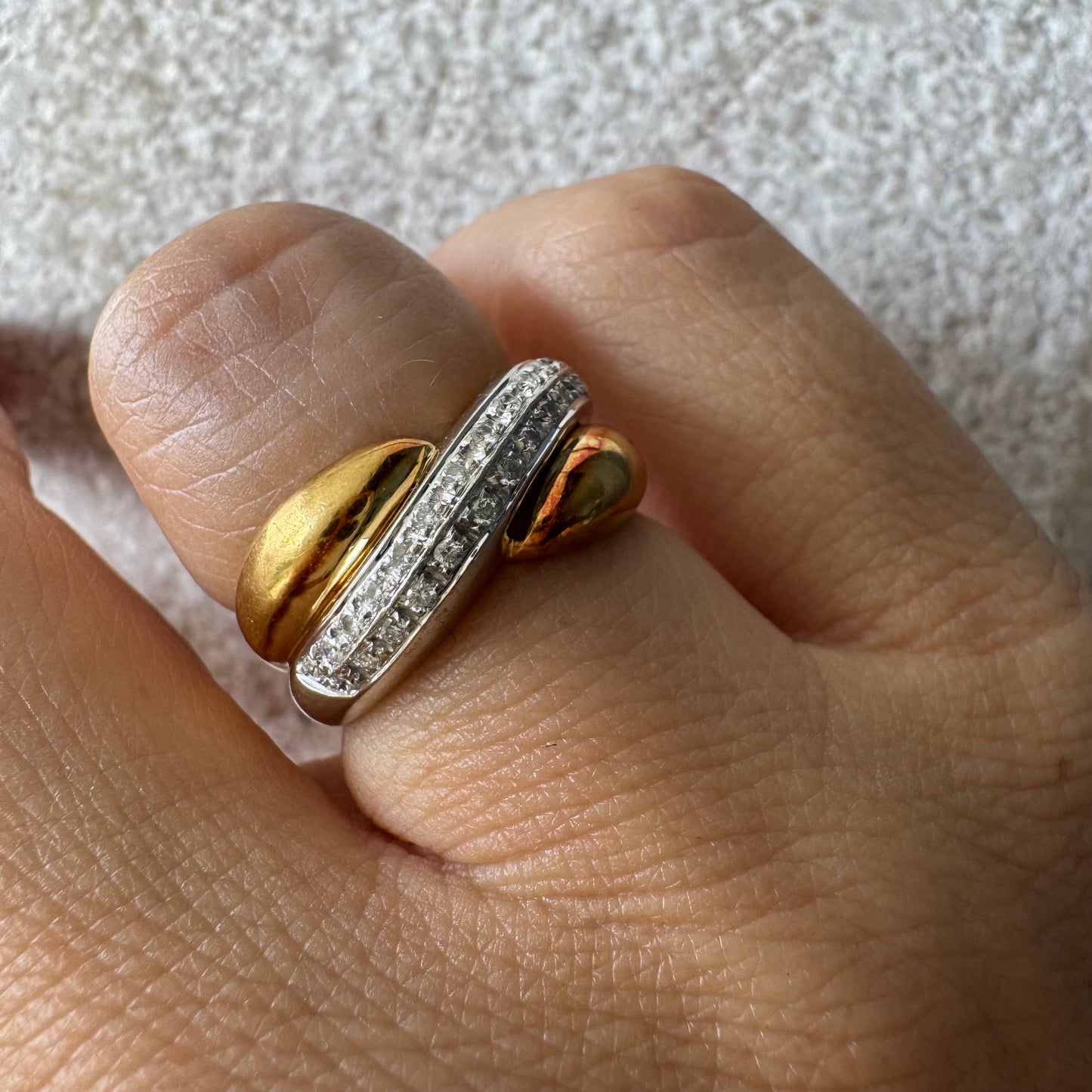 טבעת וינטג’ של המותג היוקרתי H.Stern, זהב 18 קראט בשילוב זהב צהוב ולבן משובצת שורת יהלומים