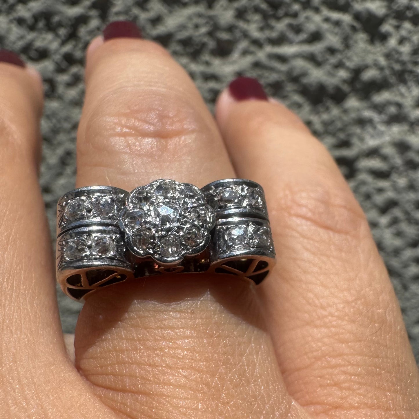 18K gold ring featuring a flower-shaped design set with antique Diamonds