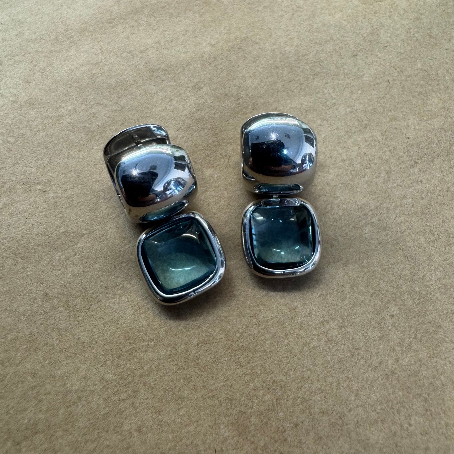 עגילי זהב לבן 18 קראט, נופלים קצרים, משובצים אבן אקוומרין