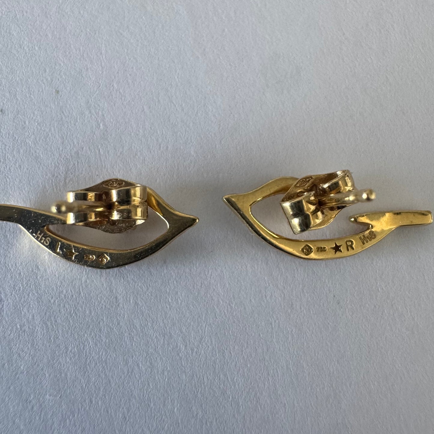 עגילים של המותג H. Stern עשויים זהב 18 קראט בעיצוב אורגני ומודרני עם טקסטורה ייחודית ושיבוץ יהלומים עדינים.