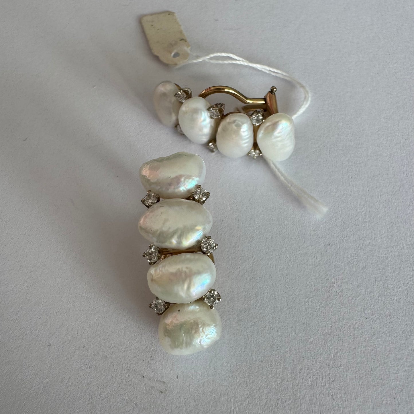 עגילי זהב לבן 14 קראט קליפס משובצים פנינים ויהלומים