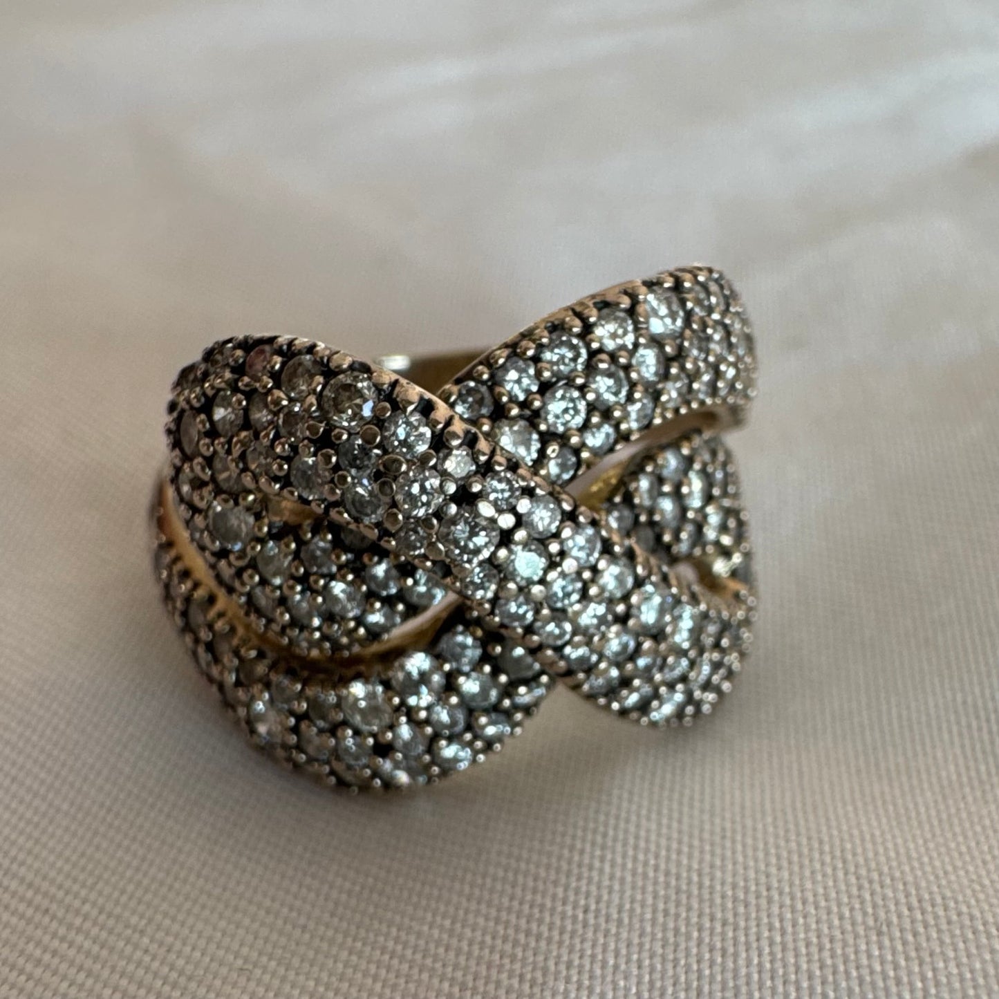 18K gold ring by H.Stern, from the iconic Celtic Dunes collection, fully set with brilliant Diamonds