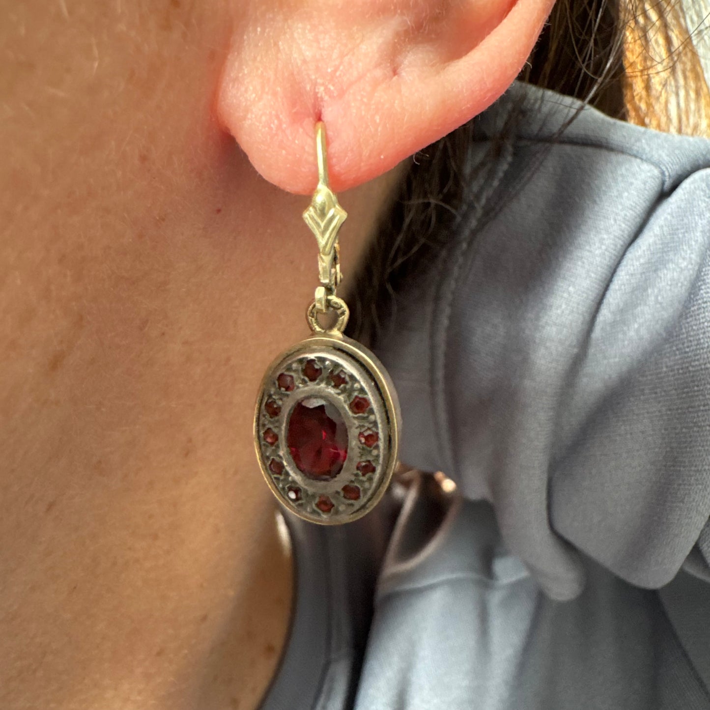 עגילי זהב צהוב 14 קראט, נופלים באורך בינוני, משובצים אבני גרנט