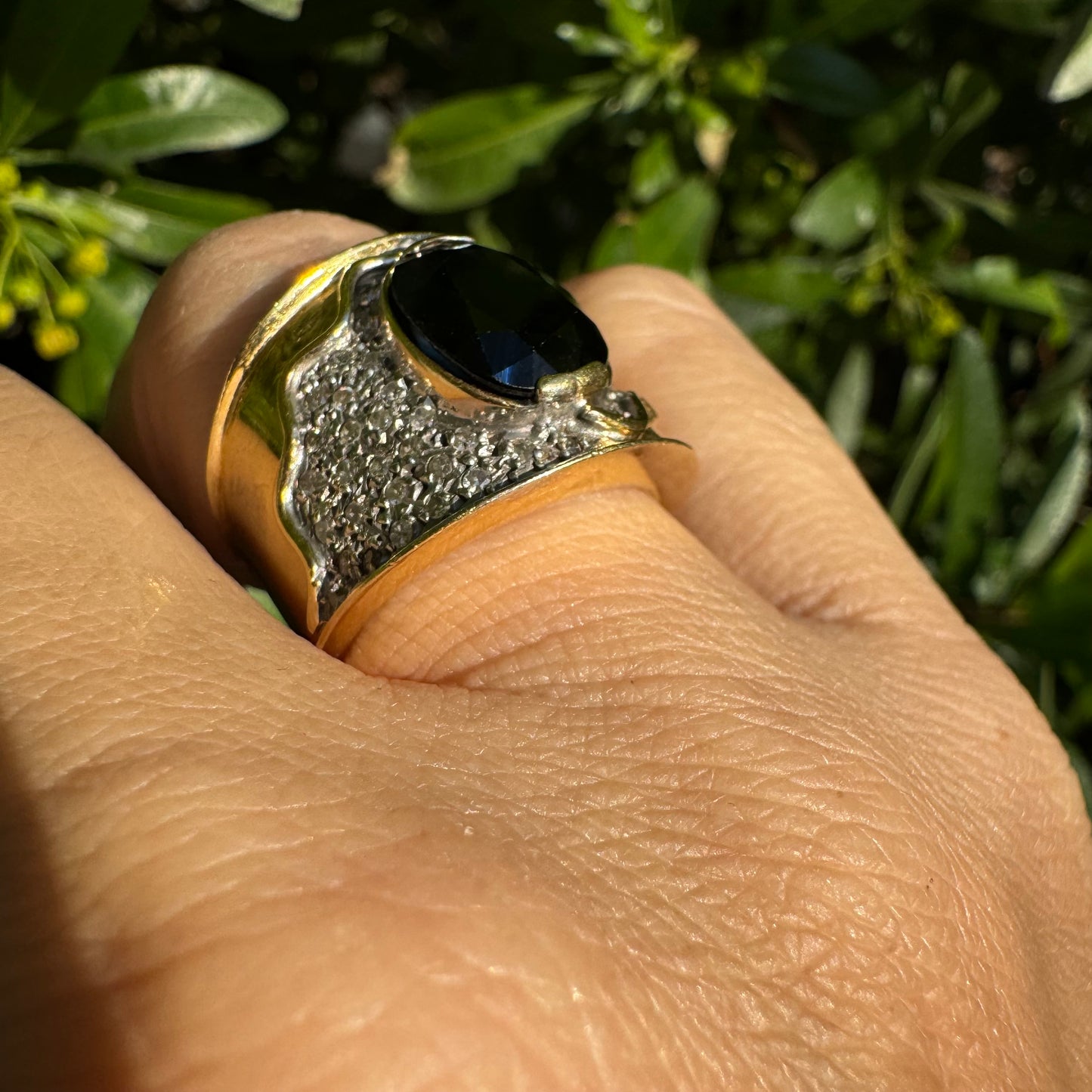 18K gold ring set with Sapphire & Diamonds