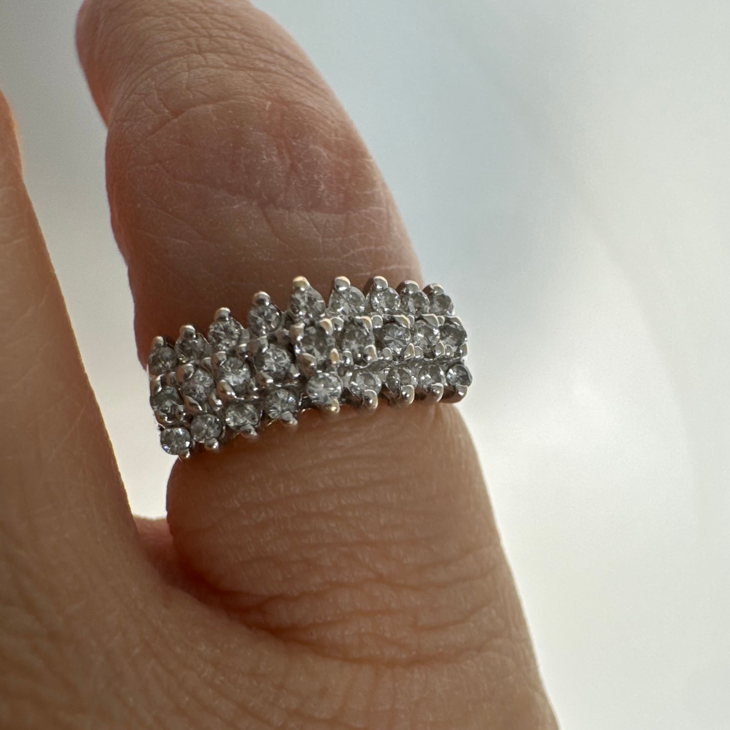 טבעת זהב צהוב 14 קראט משובצת שורות של יהלומים עגולים.