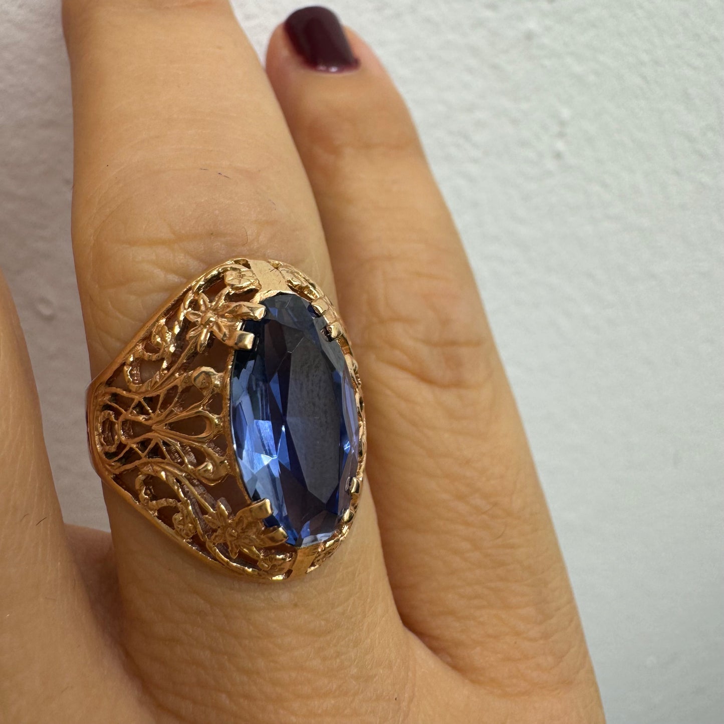 טבעת זהב 14 קראט משובצת אבן טנזנייט גדולה בחיתוך אליפסה, בעיצוב תחרה מרהיב