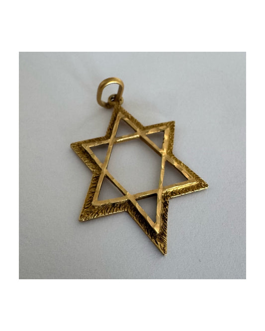 תליון מגן דוד מזהב צהוב 14 קראט בעיצוב פתוח, עם טקסטורה עדינה בשוליים המוסיפה עומק ואופי.