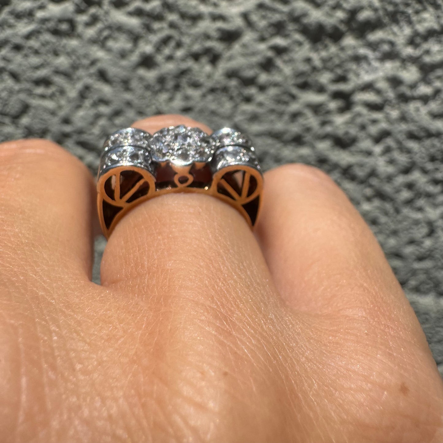18K gold ring featuring a flower-shaped design set with antique Diamonds