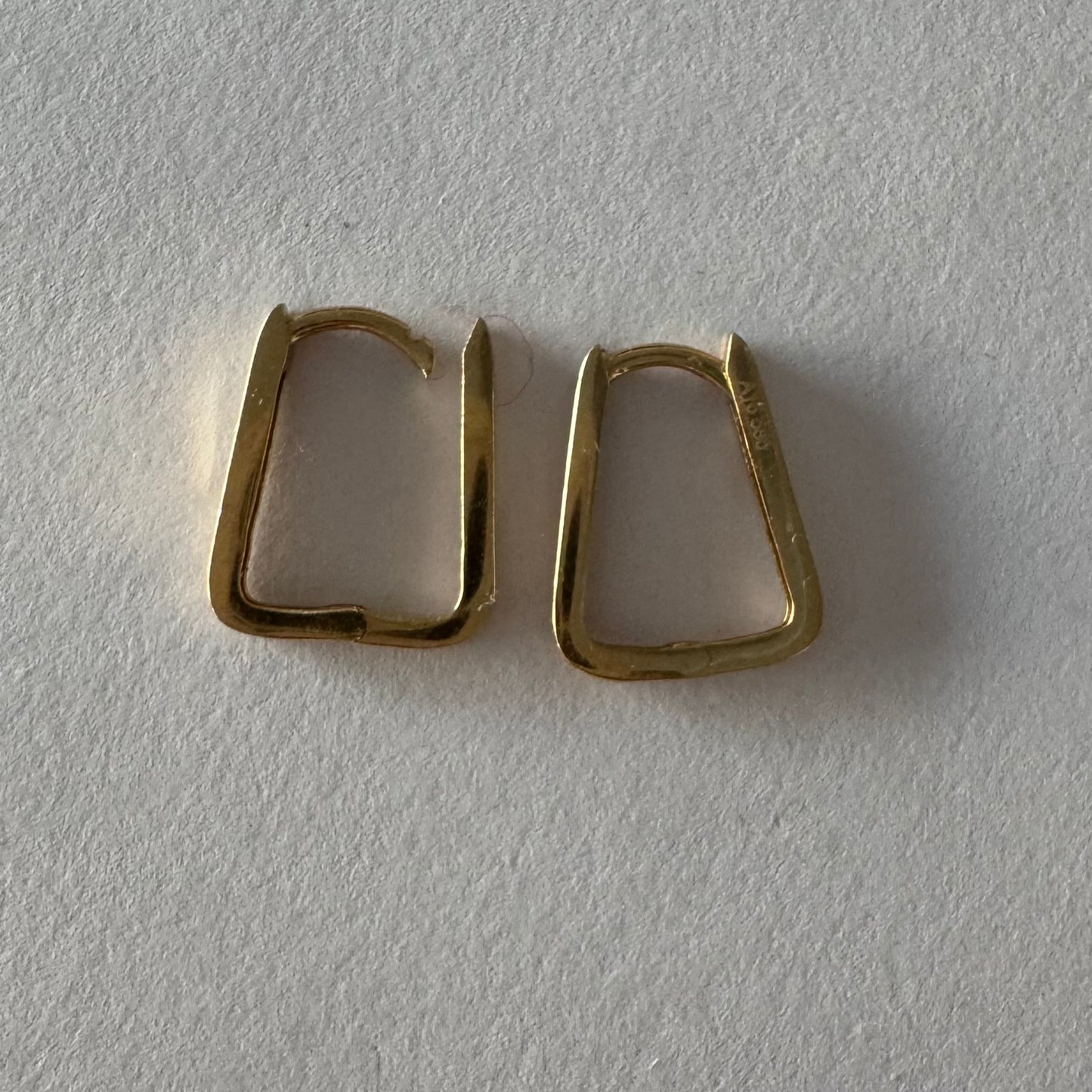 עגילי זהב צהוב 14 קראט בעיצוב גיאומטרי נקי ומודרני.