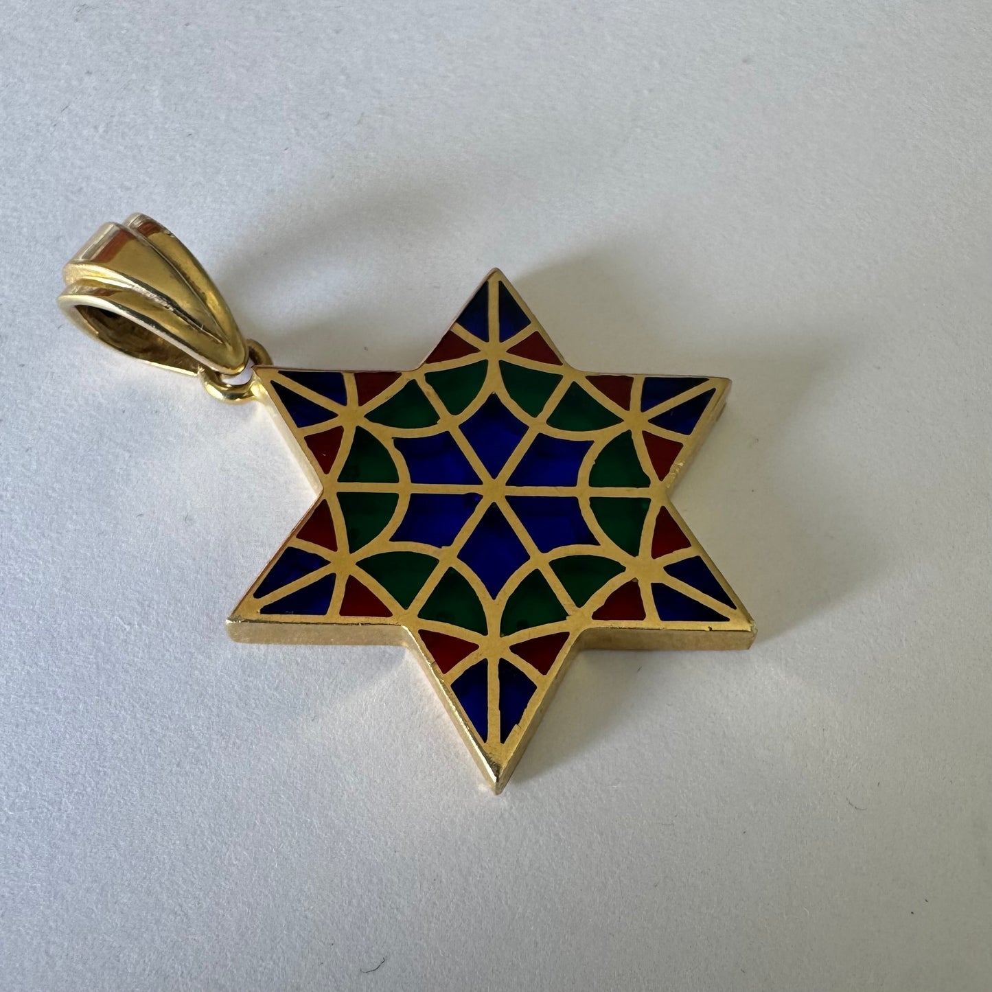 תליון מגן דוד מרהיב מזהב 14 קראט המעוצב בדוגמה גיאומטרית מרשימה בהשראת אמנות פסיפס ויטראז’.