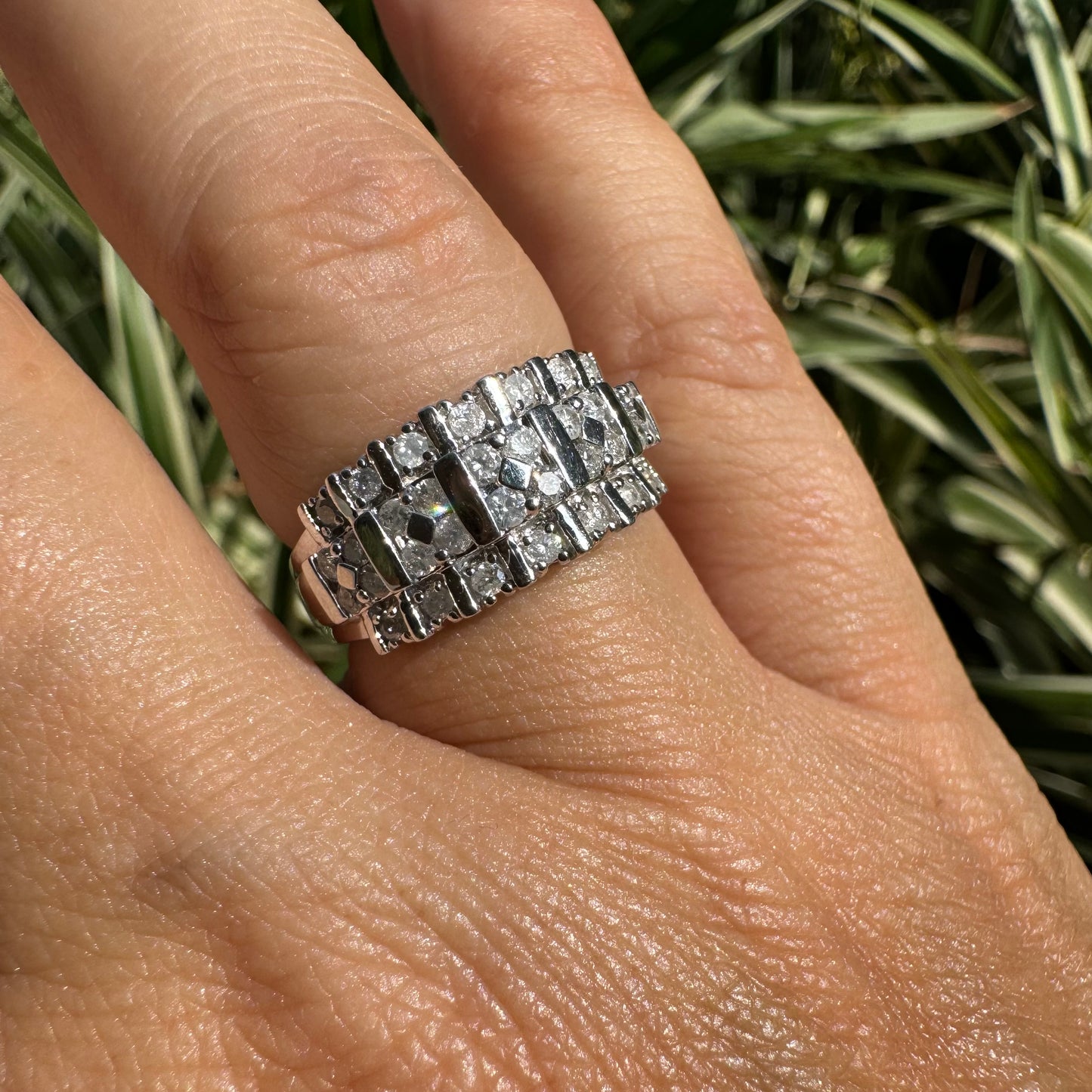 טבעת זהב לבן 10 קראט משובצת יהלומים