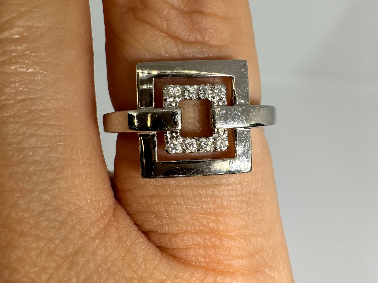 18K gold ring featuring two open square frames, with the inner square set with Diamonds