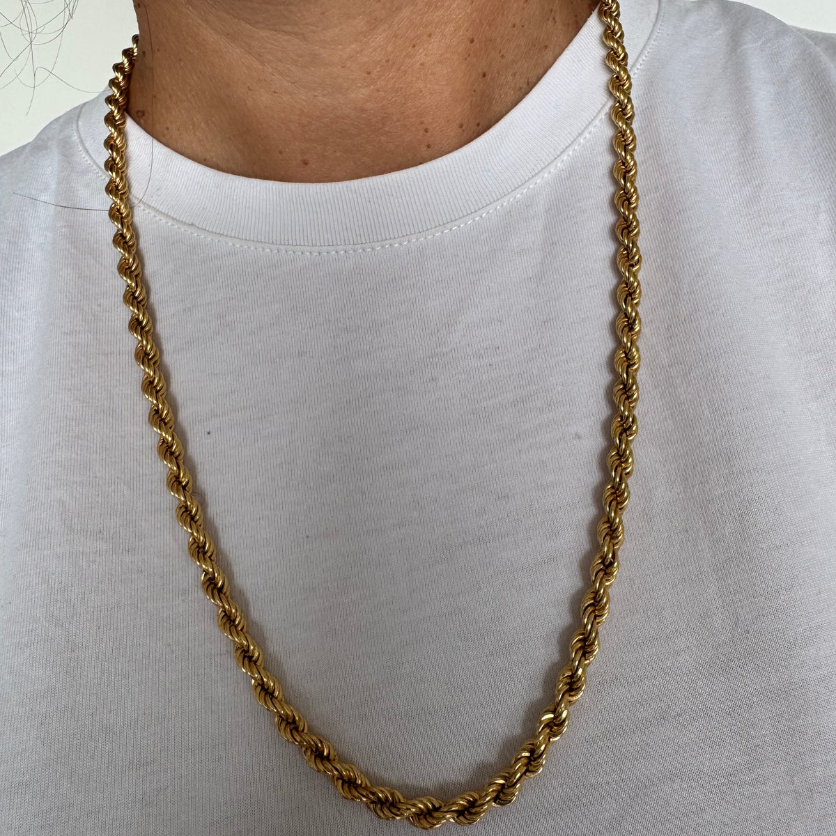 שרשרת זהב צהוב 14 קראט בדוגמת חבל (Rope Chain) עיצוב קלוע ועשיר שמחזיר את האור מכל זווית.