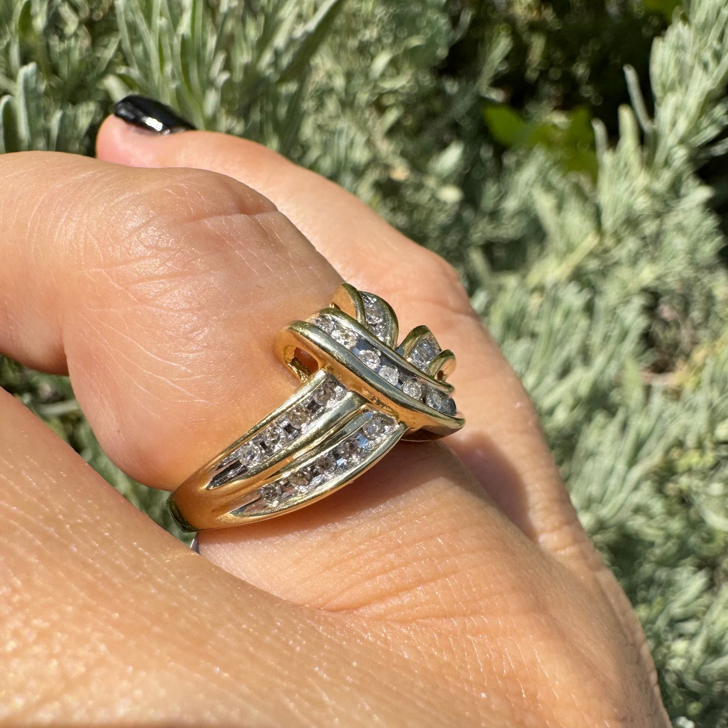 טבעת זהב 14 משובצת יהלומים בעיצוב שזור ומלא תנועה