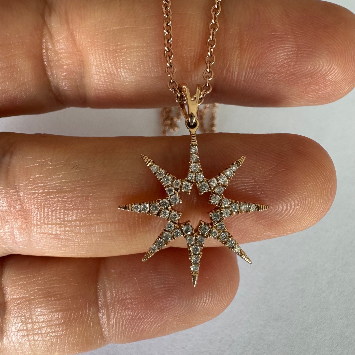 שרשרת זהב 14 קראט עם תליון בצורת כוכב משובץ יהלומים.