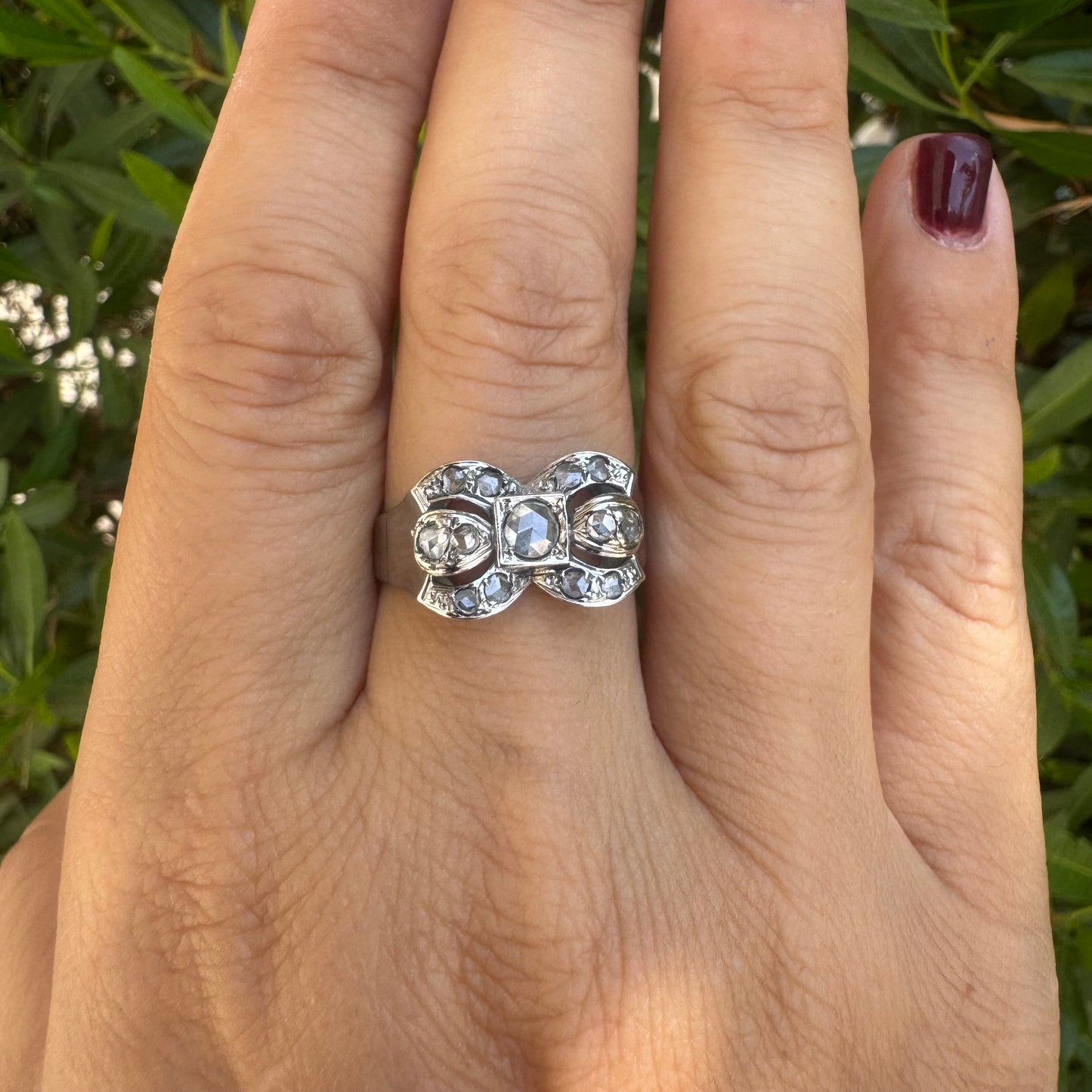 18K gold ring designed in the shape of a bow, set with sparkling Diamonds