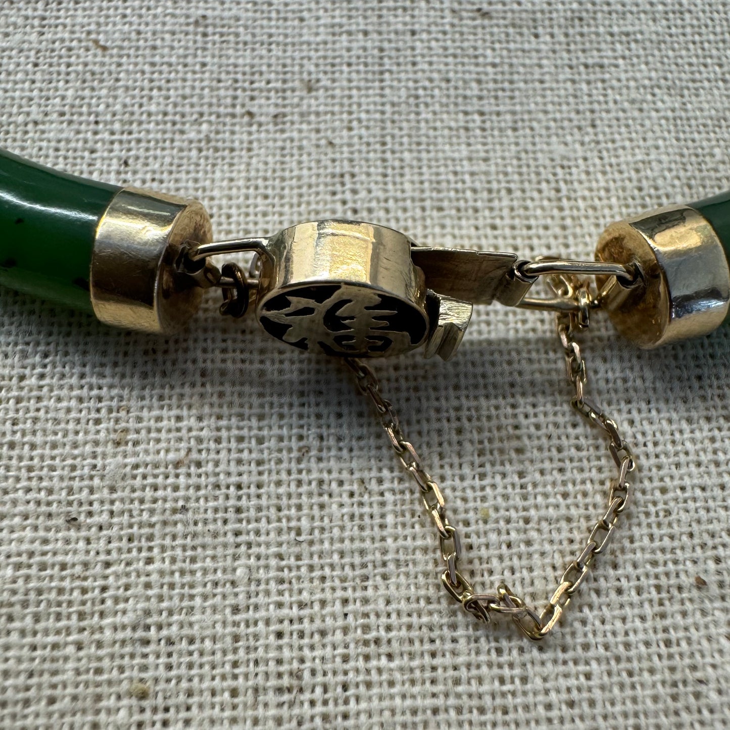 צמיד זהב צהוב 18 קראט משובץ אבני ג’ייד ירוקות עם עיטורי זהב בעיצוב אסייתי מסורתי – שילוב הרמוני של אלגנטיות, משמעות רוחנית וסטייל ייחודי