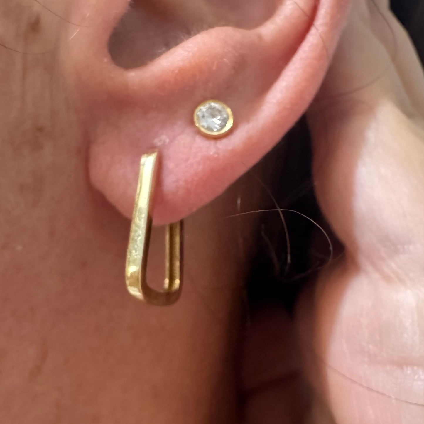 עגילי זהב צהוב 14 קראט בעיצוב גיאומטרי נקי ומודרני.