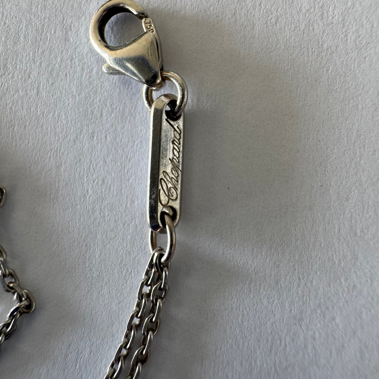 שרשרת כפולה זהב לבן 18 קראט מבית Chopard, בעיצוב עדין ואלגנטי עם נוכחות שקטה אך יוקרתית.