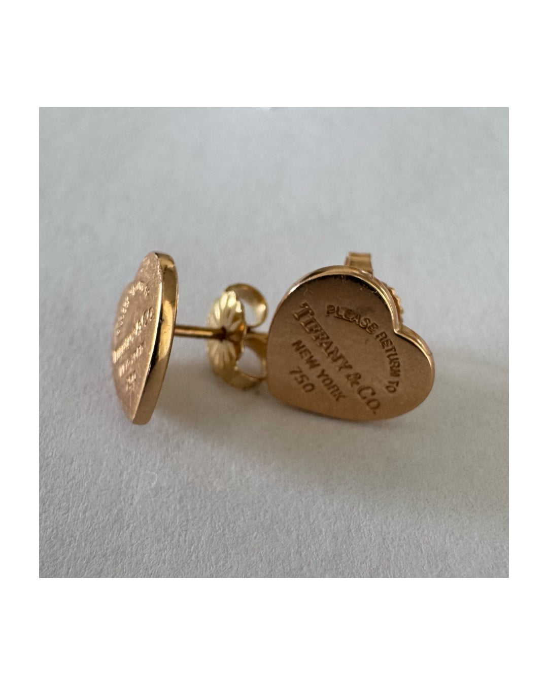 עגילים צמודים של Tiffany &amp; Co. עשויים זהב 18 קראט (750), בעיצוב לב אייקוני עם חריטת “Please Return to Tiffany & Co. New York”. 