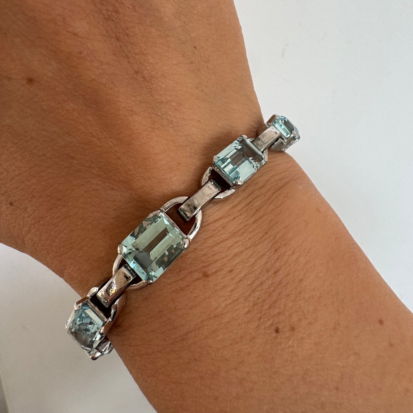 צמיד זהב לבן 18 קראט משובץ אבני אקוומרין בחיתוך אמרלד – אלגנטי, זוהר ועל-זמני.