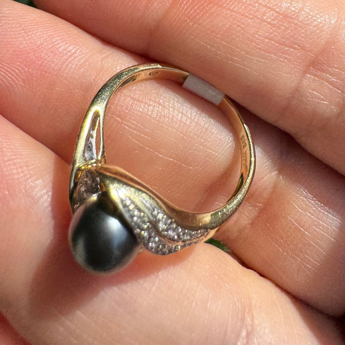 14K gold ring set with Black Pearl & Diamonds