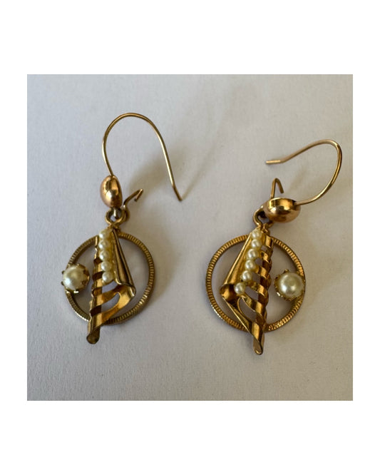 עגילי זהב 10 קראט, בעיצוב עדין עם אלמנט ספירלי ושילוב פנינים קטנות בגוון לבן-קרם. 