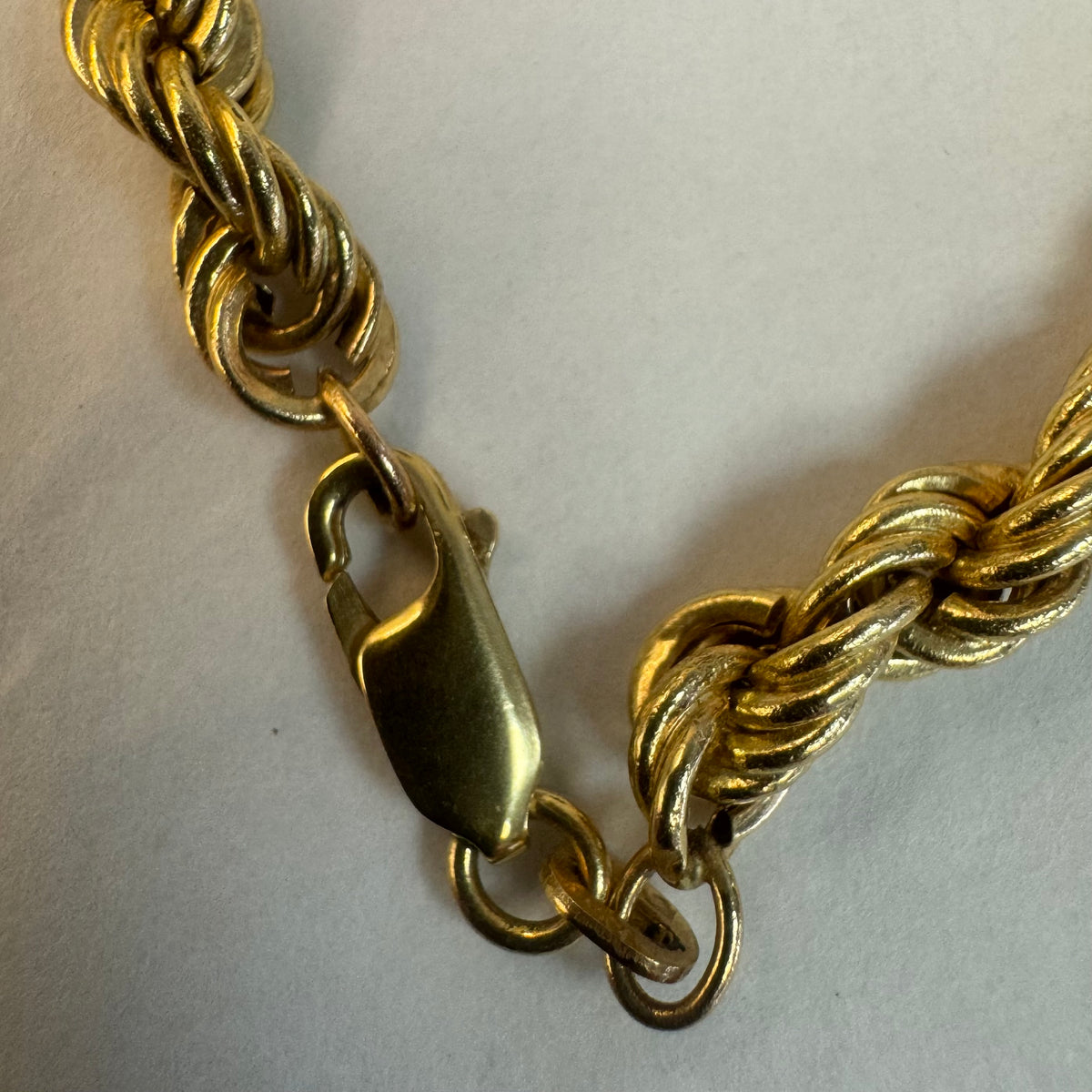 שרשרת זהב צהוב 14 קראט בדוגמת חבל (Rope Chain) עיצוב קלוע ועשיר שמחזיר את האור מכל זווית.