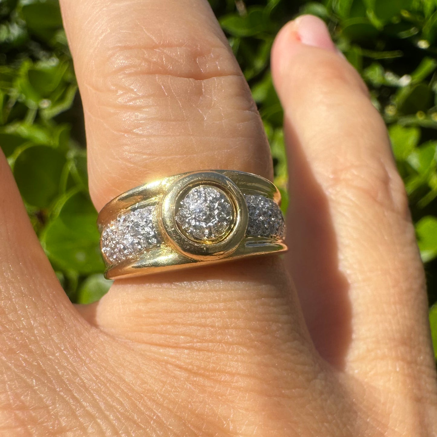 18K gold ring set with Diamonds