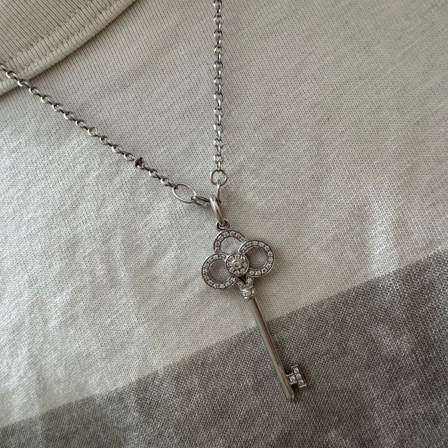 תליון מפתח אייקוני של Tiffany & Co. זהב לבן 18 קראט משובץ יהלומים עדינים.