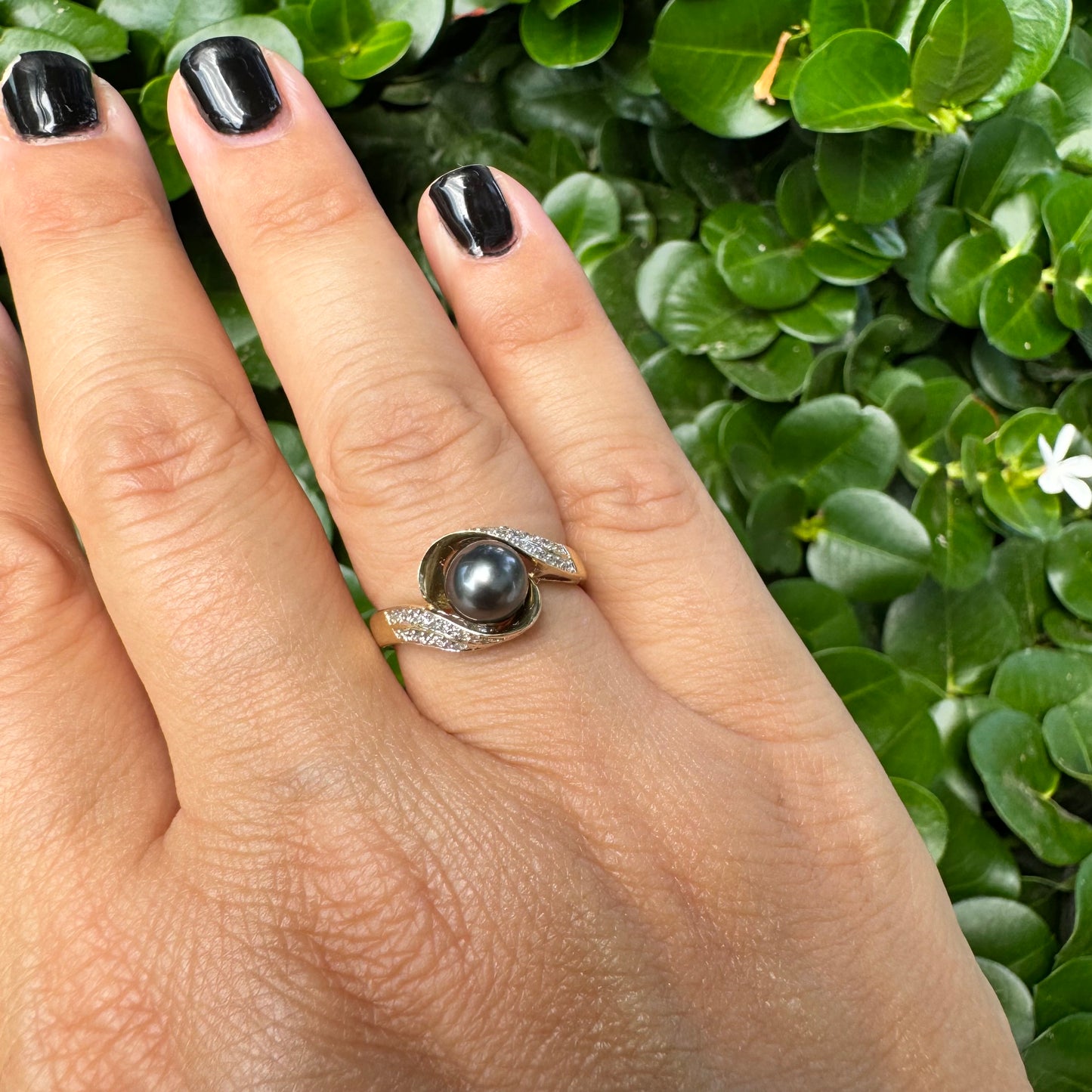 14K gold ring set with Black Pearl & Diamonds
