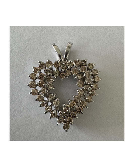 תליון לב זהב לבן 14 קראט, משובץ יהלומים בשיבוץ שיניים עדין היוצר מראה עשיר ומלא ברק.