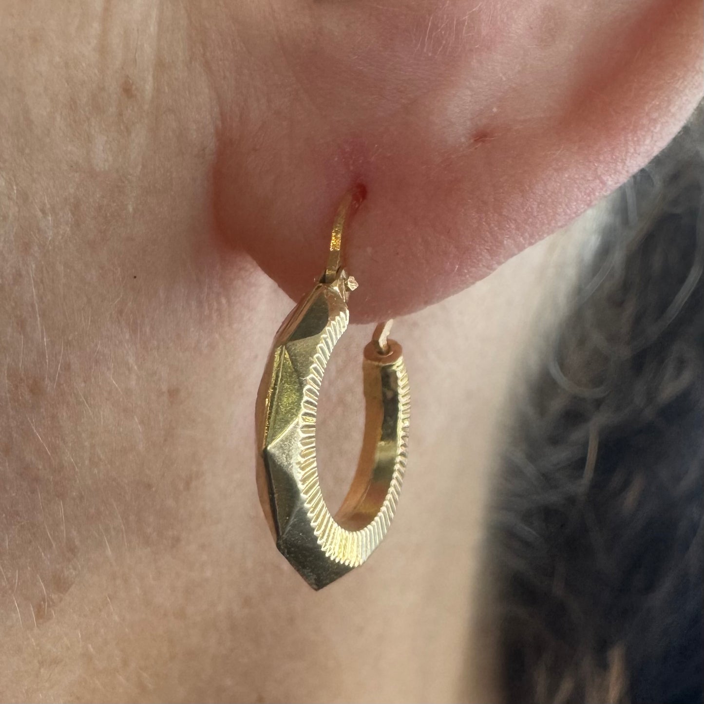 עגילי זהב צהוב 18 קראט חישוקים קטנים