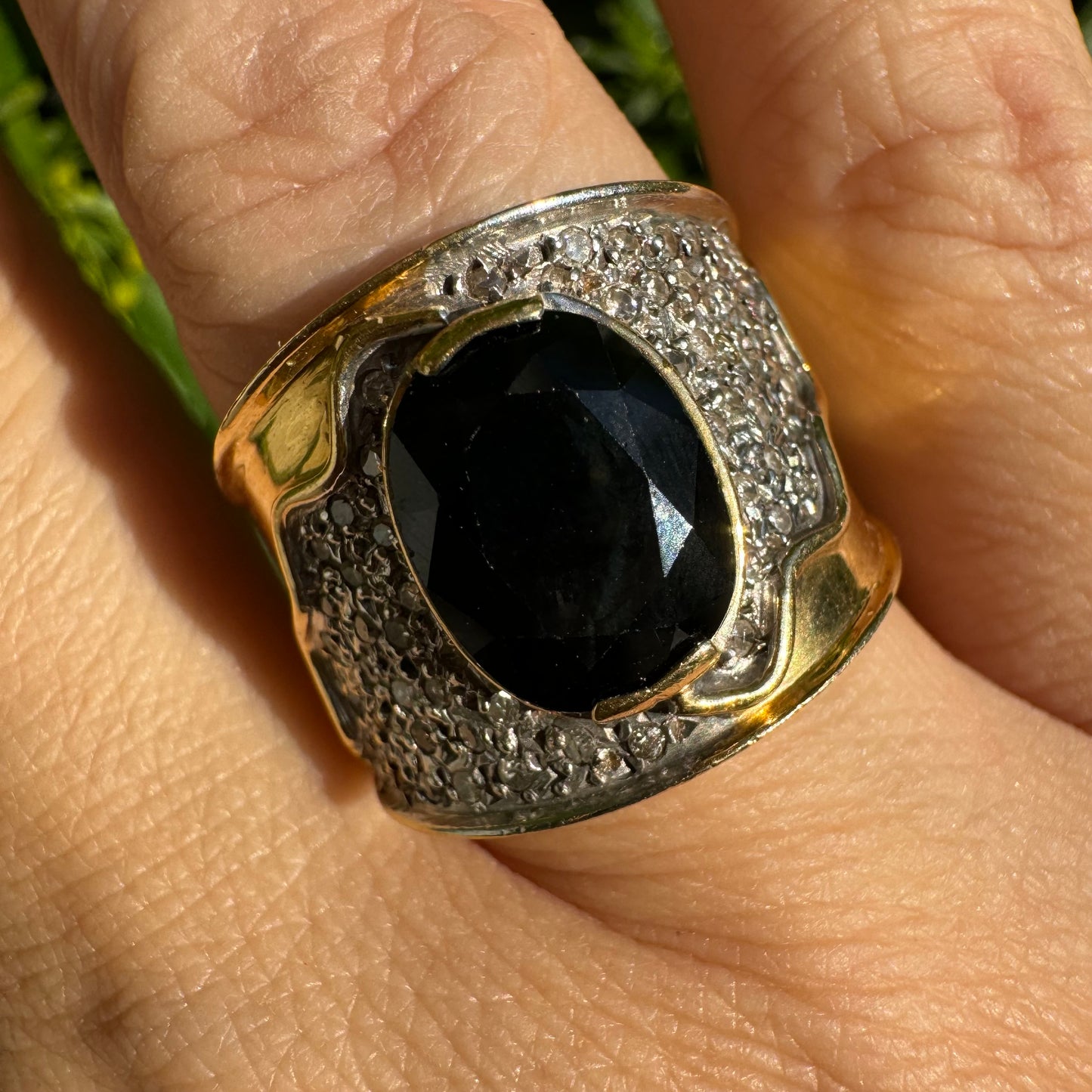 18K gold ring set with Sapphire & Diamonds