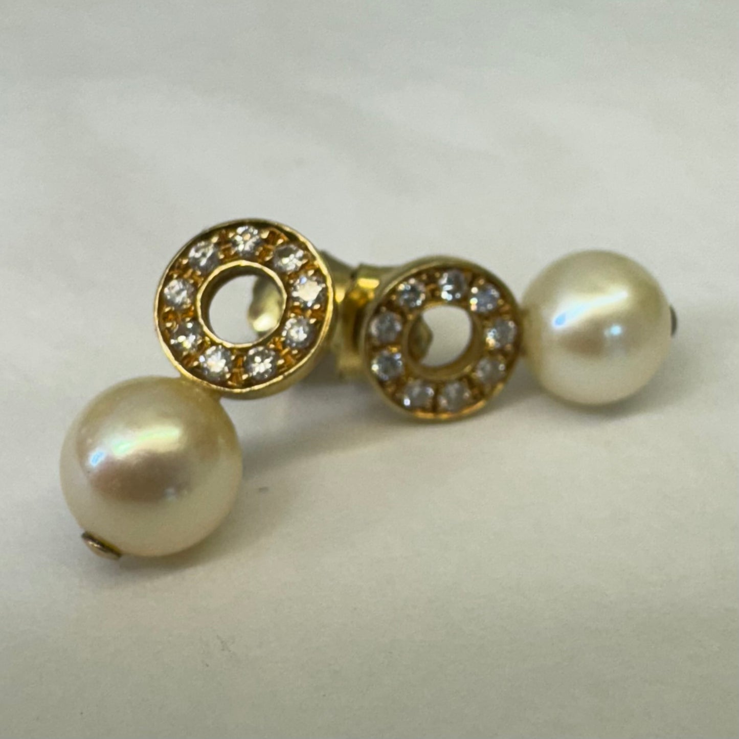 עגילי זהב צהוב 18 קראט, צמודים לאוזן ארוכים, משובצים פנינה ויהלומים