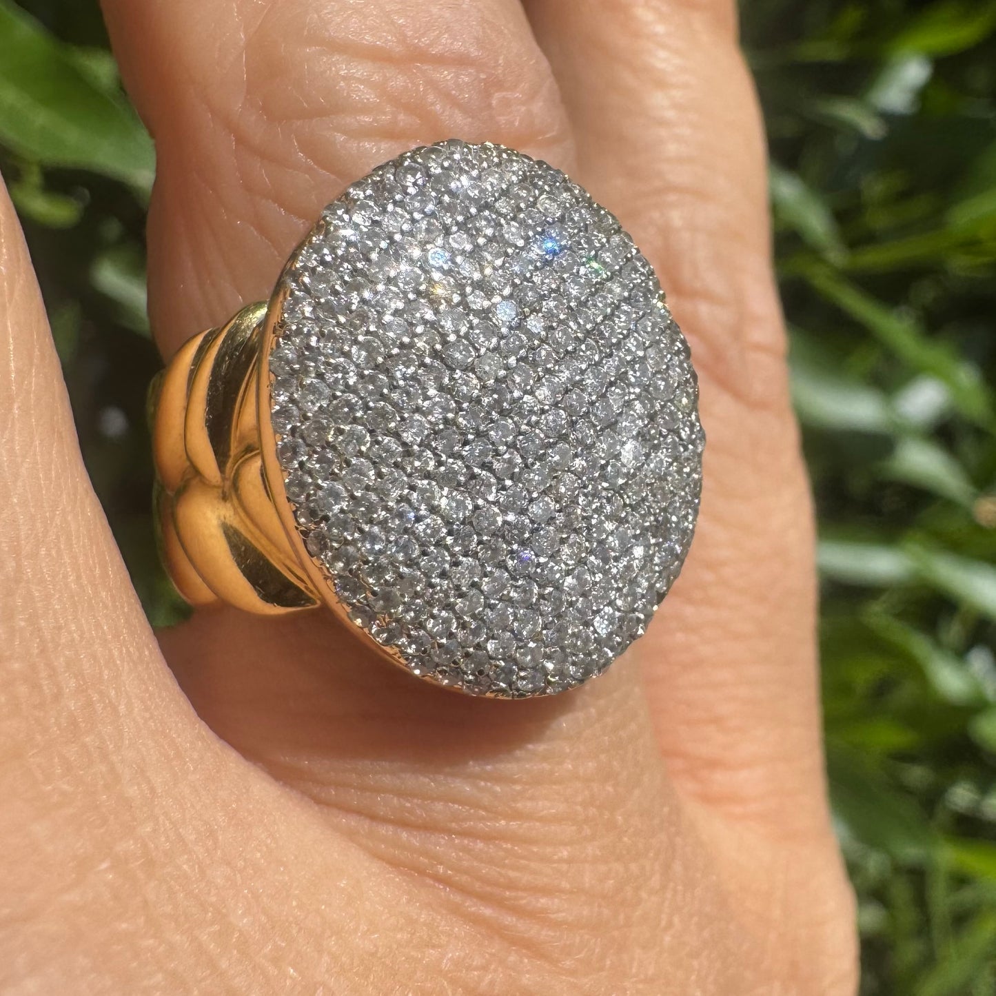 טבעת זהב 18 קראט משובצת בכיפת יהלומים נוצצים בשיבוץ פאבה, לעיצוב וינטג’ עוצמתי ומלא ברק.