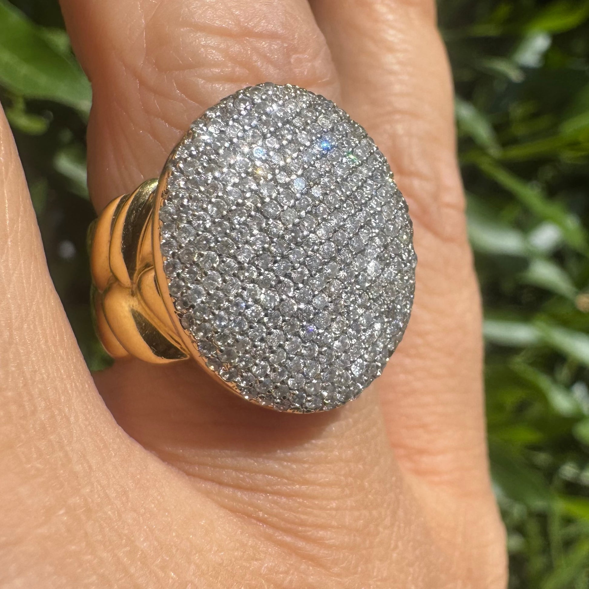 טבעת זהב 18 קראט משובצת בכיפת יהלומים נוצצים בשיבוץ פאבה, לעיצוב וינטג’ עוצמתי ומלא ברק.