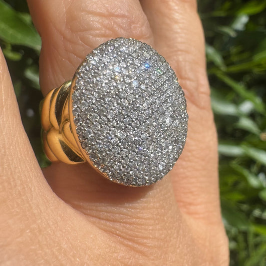 טבעת זהב 18 קראט משובצת בכיפת יהלומים נוצצים בשיבוץ פאבה, לעיצוב וינטג’ עוצמתי ומלא ברק.